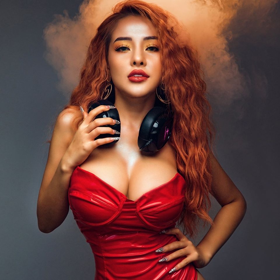 Bình thường đã chuộng phong cách hở hang, Ngân 98 càng sexy táo bạo khi chuyển sang làm DJ-6