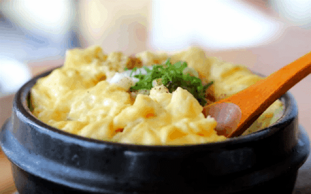 Món trứng hấp bồng bềnh như mây bước ra từ phim Hàn Quốc: Chỉ mất 10 phút thao tác, bạn sẽ có ngay món ăn sưởi ấm tâm hồn trước khi đi ngủ! - Ảnh 1.