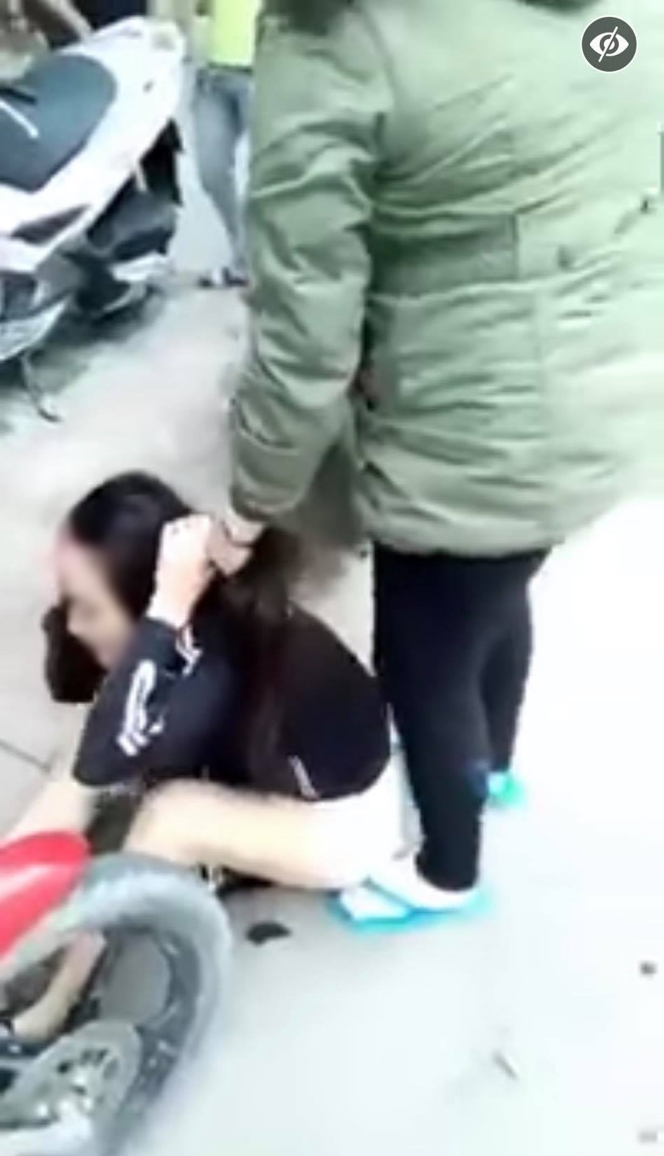 Màn đánh ghen đáng sợ của chính thất: Mặc lời xin tha, cô vợ vẫn cầm mũ bảo hiểm đánh tới tấp, dùng kéo chỉ thẳng mặt kẻ thứ ba - Ảnh 1.