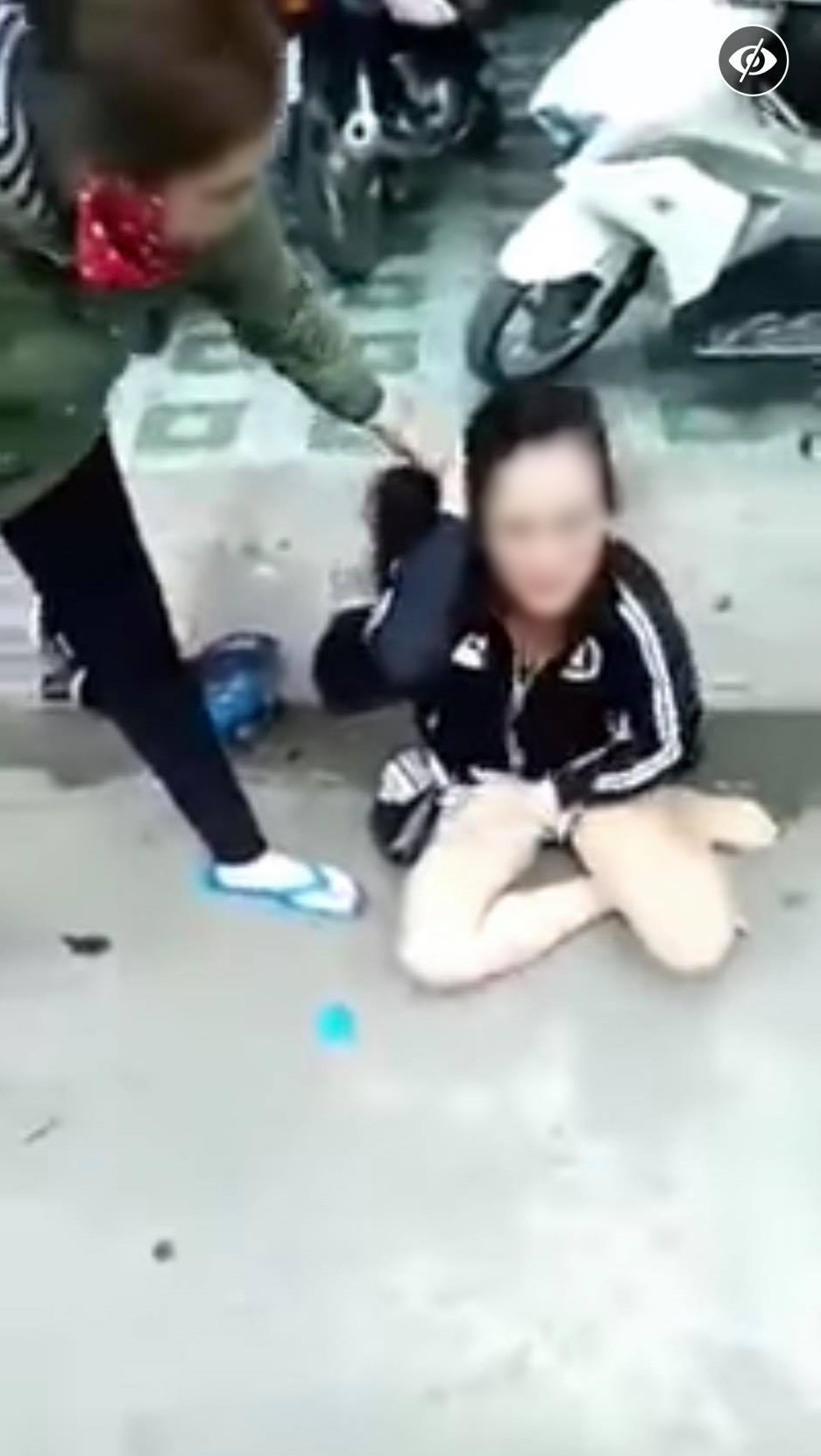 Màn đánh ghen đáng sợ của chính thất: Mặc lời xin tha, cô vợ vẫn cầm mũ bảo hiểm đánh tới tấp, dùng kéo chỉ thẳng mặt kẻ thứ ba - Ảnh 2.