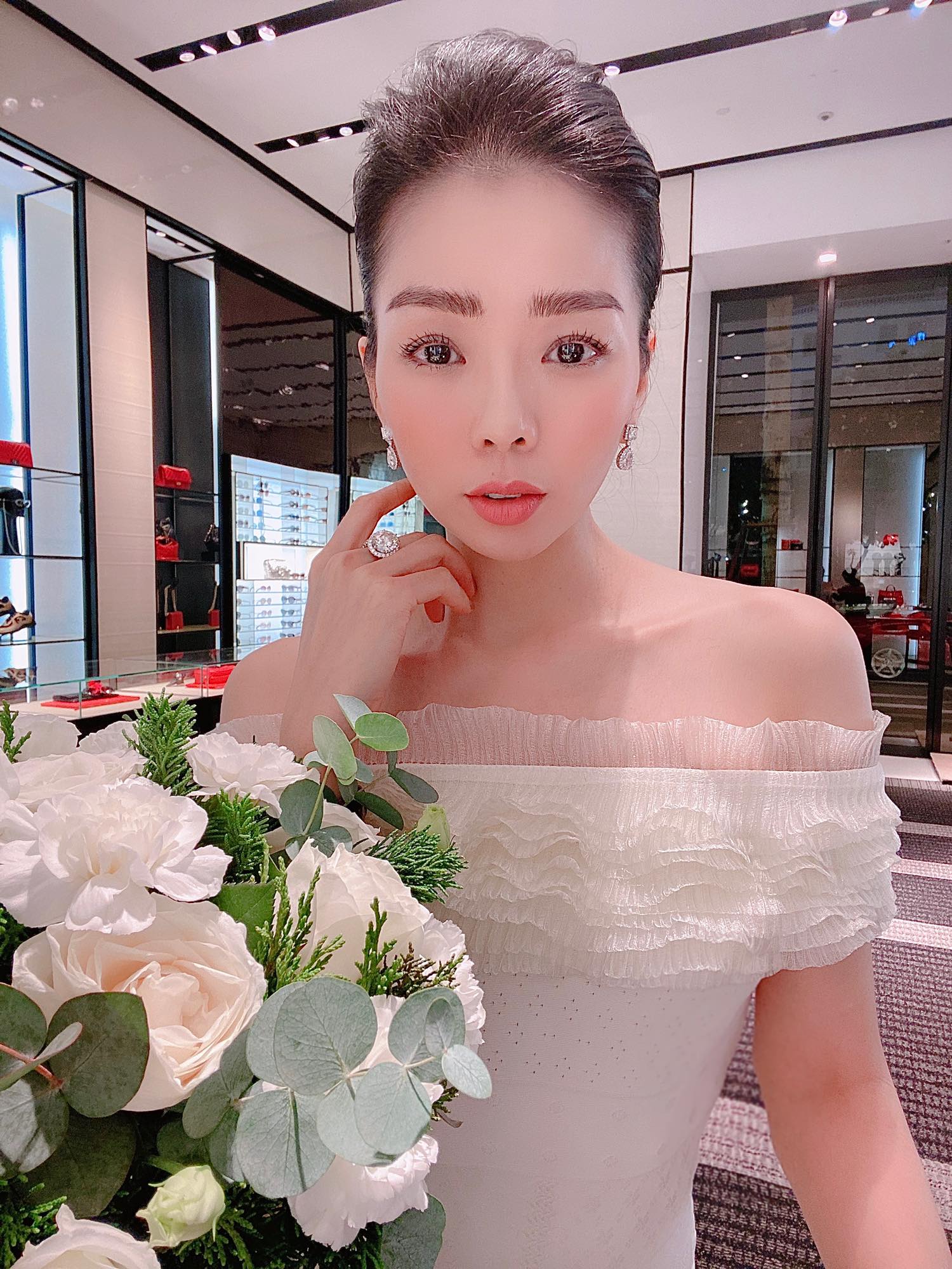 Lệ Quyên lên tiếng sau khi vừa xác nhận ly hôn đã bị bắt gặp được 