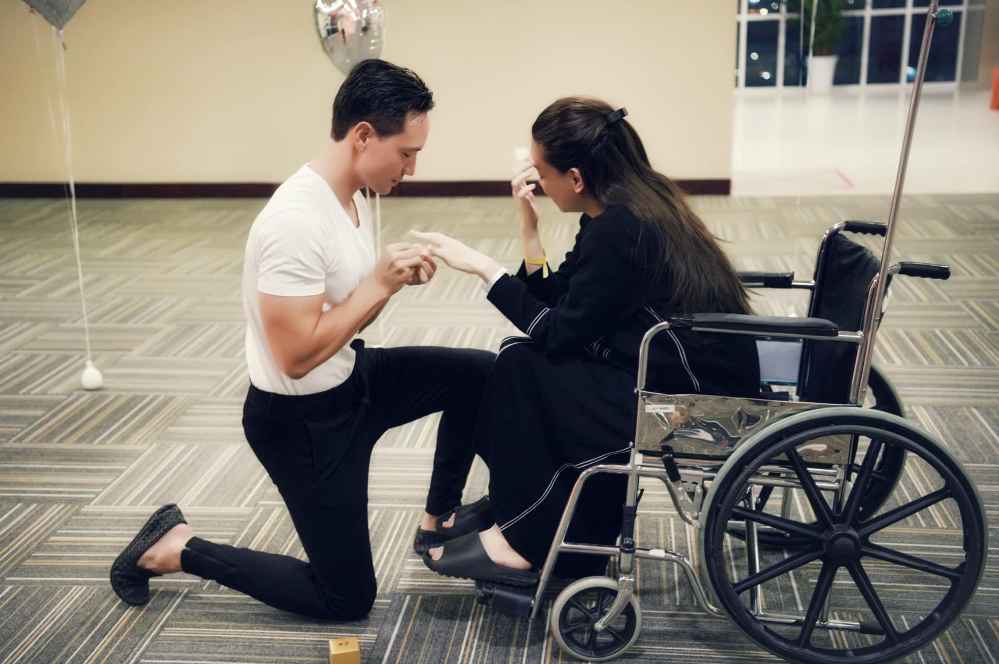 HOT: Kim Lý chia sẻ khoảnh khắc quỳ gối cầu hôn Hồ Ngọc Hà - Ảnh 1.