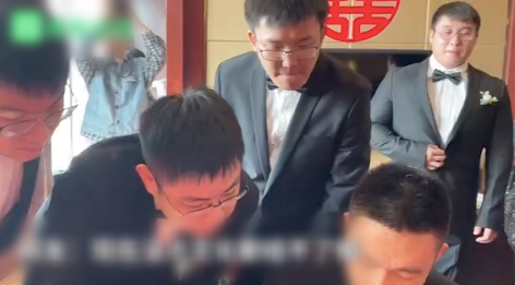 Đến đón dâu, chú rể “toát mồ hôi” với yêu cầu quái đản từ phía nhà gái, nhìn đoàn “tháp tùng” mặt mày nghiêm trọng mới hiểu độ khó thế nào - Ảnh 3.