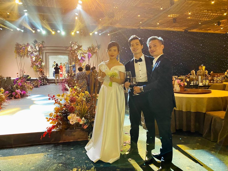 Khoảnh khắc siêu đáng yêu của cô dâu Viên Minh bên chú rể Công Phượng khi tan tiệc: Lộ vẻ mệt mỏi nhưng nhan sắc lại gây chú ý - Ảnh 3.