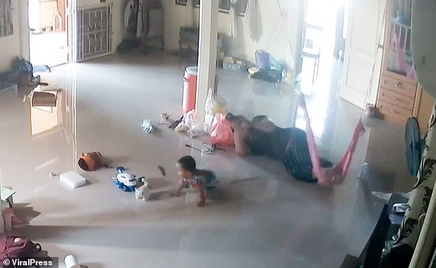 Nằm xem điện thoại để con trai 1 tuổi bò trên sàn nhà, bà mẹ cứu con thoát khỏi