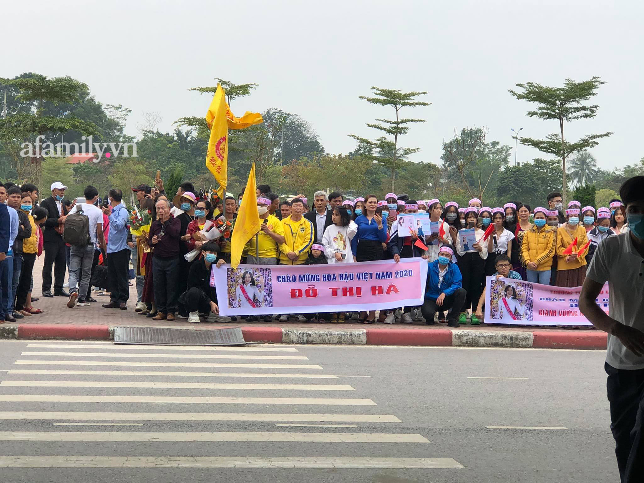 Tân Hoa hậu Việt Nam 2020 Đỗ Thị Hà về quê sau hơn 1 tuần đăng quang - Ảnh 1.