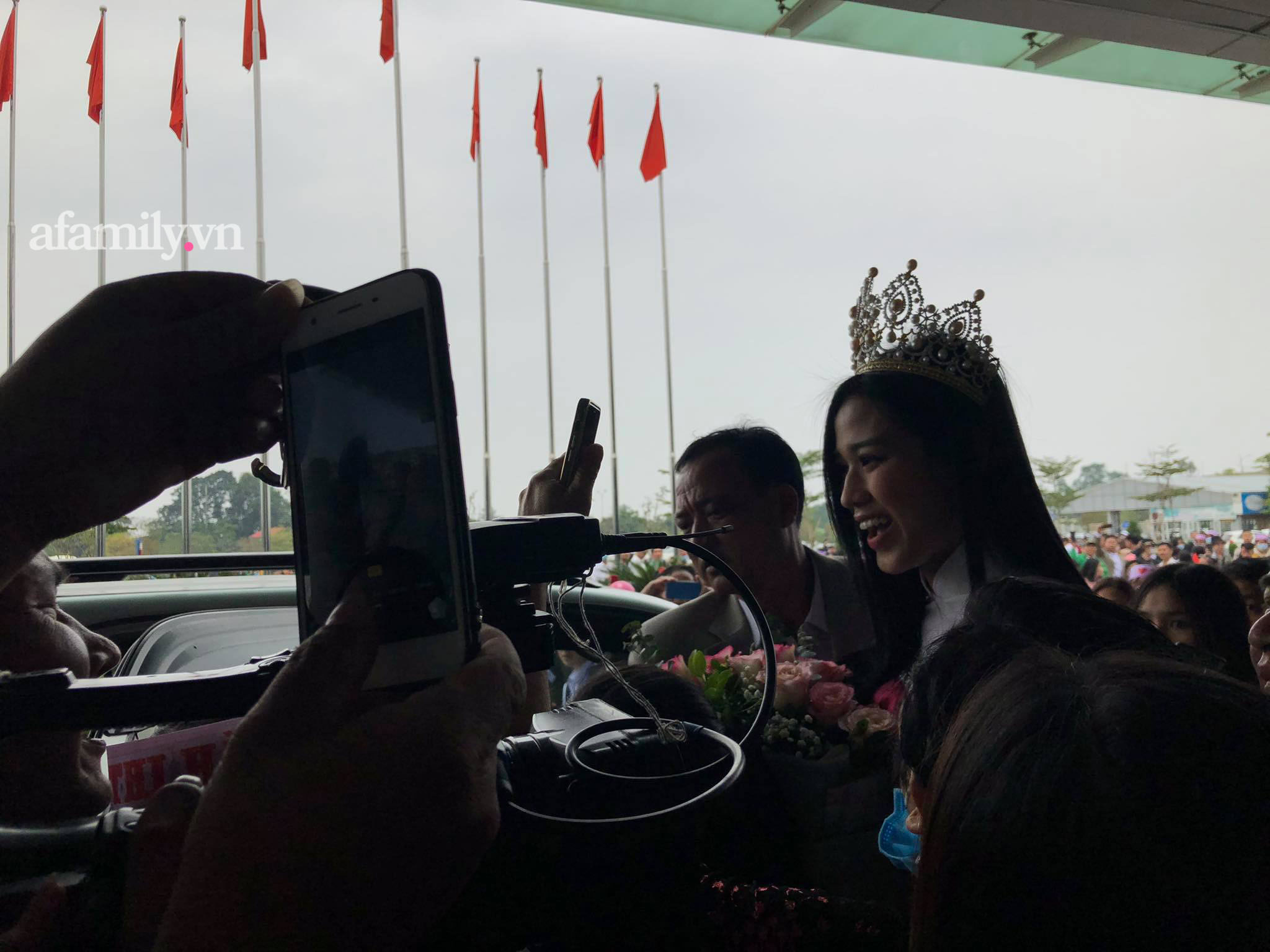 HOT: Tân Hoa hậu Việt Nam 2020 Đỗ Thị Hà xuất hiện tại sân bay Thanh Hóa trong vòng tay chào đón của gia đình và bạn bè - Ảnh 4.