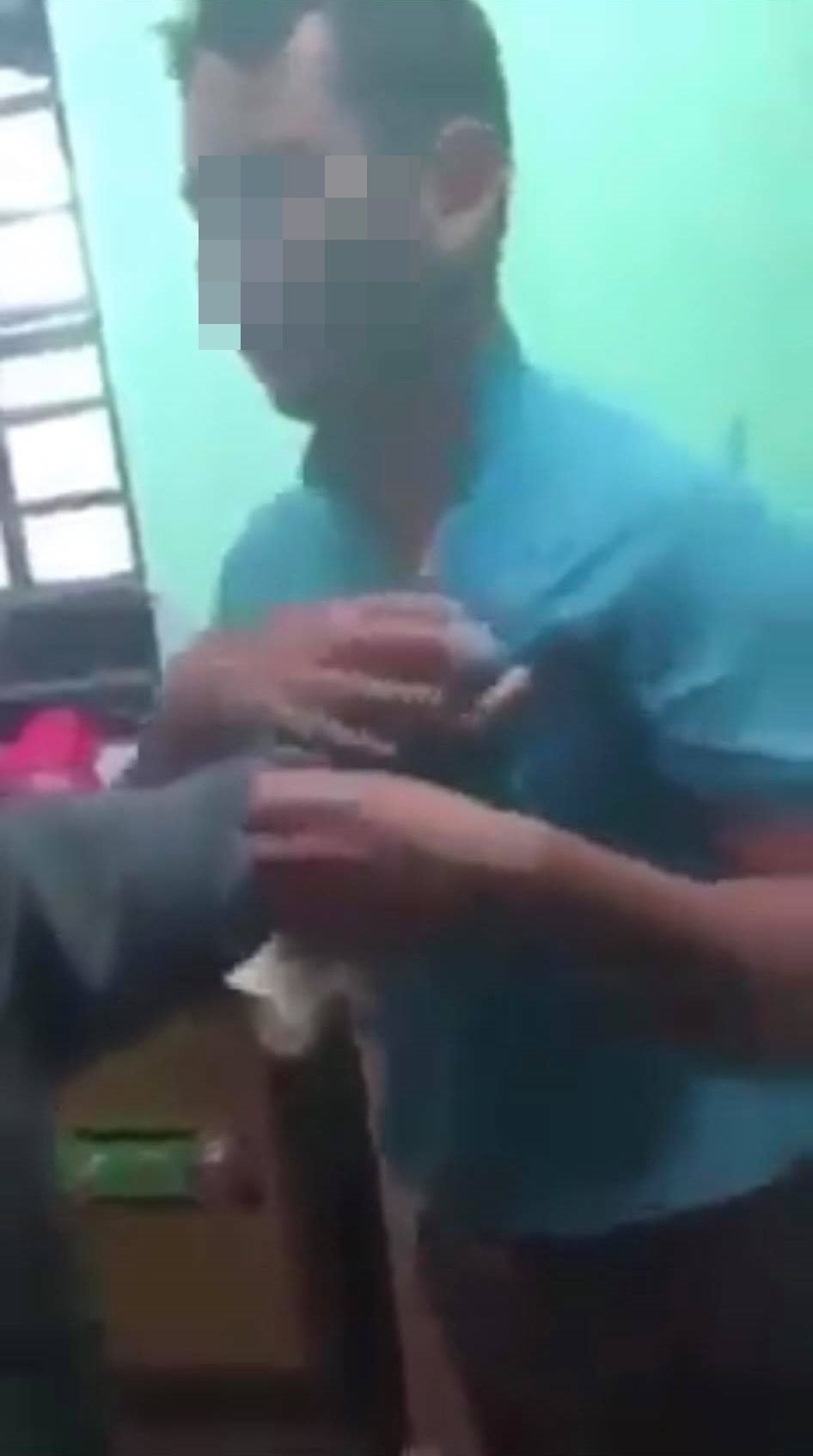 Xin đi giỗ, vợ bị chồng bắt tại trận đang trốn dưới gầm giường người đàn ông khác, không mặc gì nhưng vẫn lớn tiếng cãi: