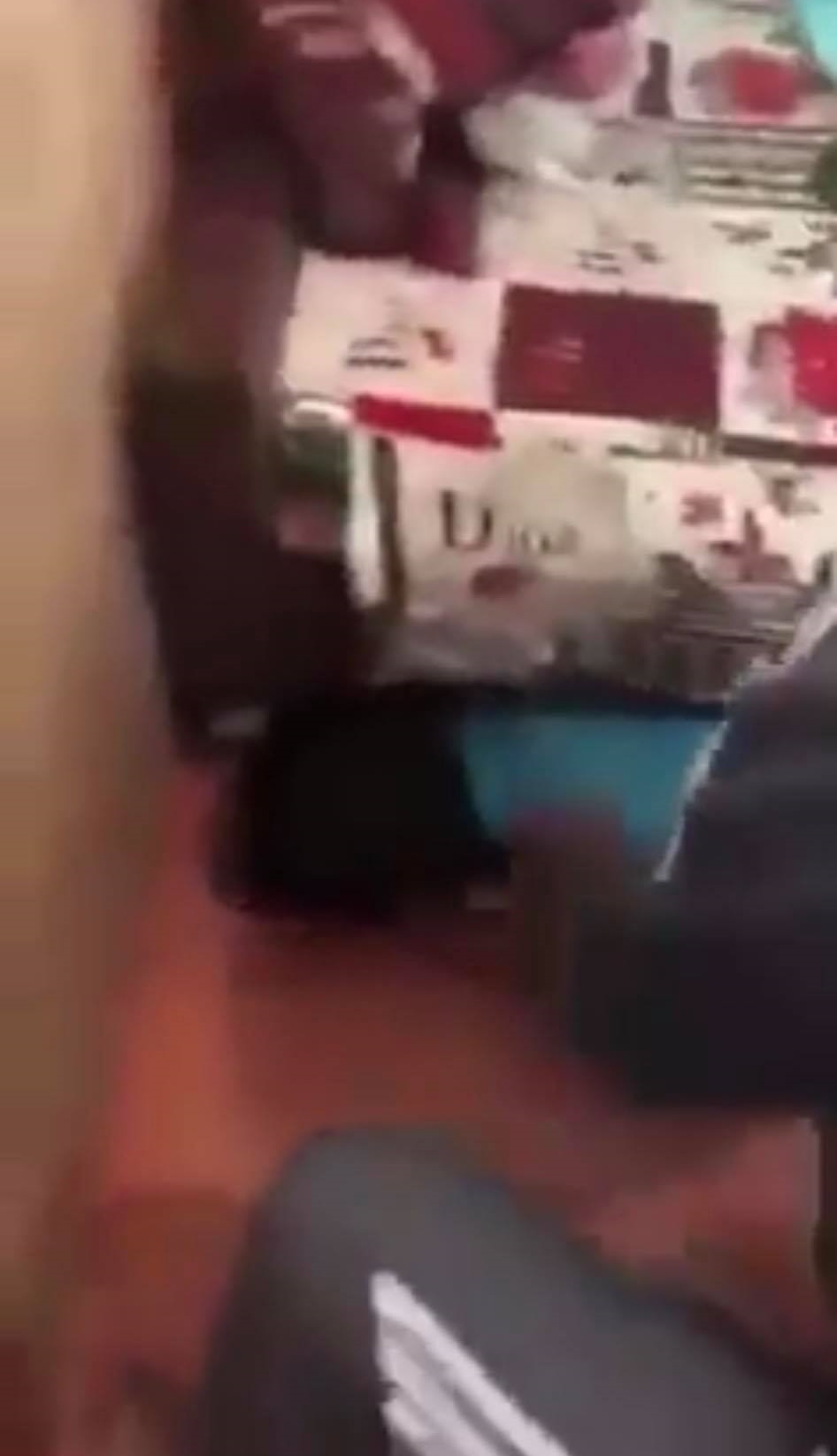 Xin đi giỗ, vợ bị chồng bắt tại trận đang trốn dưới gầm giường người đàn ông khác, không mặc gì nhưng vẫn lớn tiếng cãi: