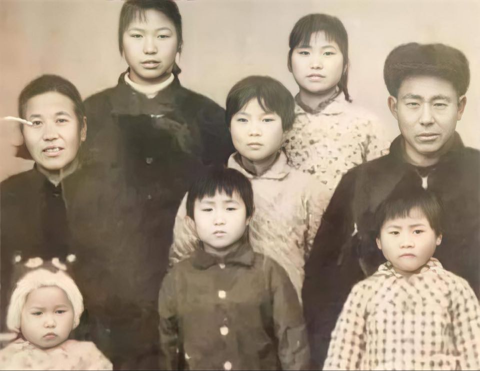 Ông bố đẻ 8 cô con gái bị họ hàng cười nhạo “Sau này không có thằng chống gậy”, nhiều năm sau ai cũng ghen tị nổ đom đóm mắt - Ảnh 2. Ông bố đẻ 8 cô con gái bị họ hàng cười nhạo “Sau này không có thằng chống gậy”, nhiều năm sau ai cũng ghen tị nổ đom đóm mắt - Ảnh 2.