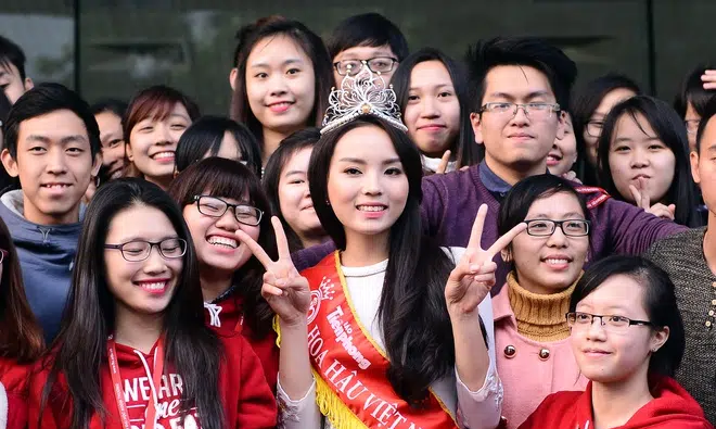 Chùm ảnh hoa hậu về thăm trường: Đỗ Thị Hà nhận cơn mưa chê trách nhưng Kỳ Duyên mới là tâm điểm vì tặng hoa cho người không ngờ - Ảnh 20.