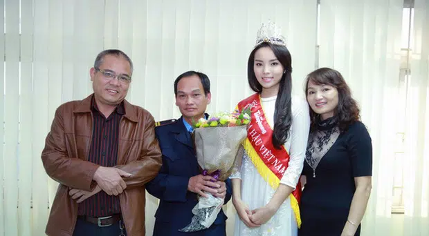 Chùm ảnh hoa hậu về thăm trường: Đỗ Thị Hà nhận cơn mưa chê trách nhưng Kỳ Duyên mới là tâm điểm vì tặng hoa cho người không ngờ - Ảnh 21.