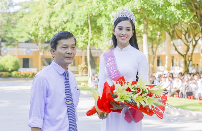 Chùm ảnh hoa hậu về thăm trường: Đỗ Thị Hà nhận cơn mưa chê trách nhưng Kỳ Duyên mới là tâm điểm vì tặng hoa cho người không ngờ - Ảnh 3.