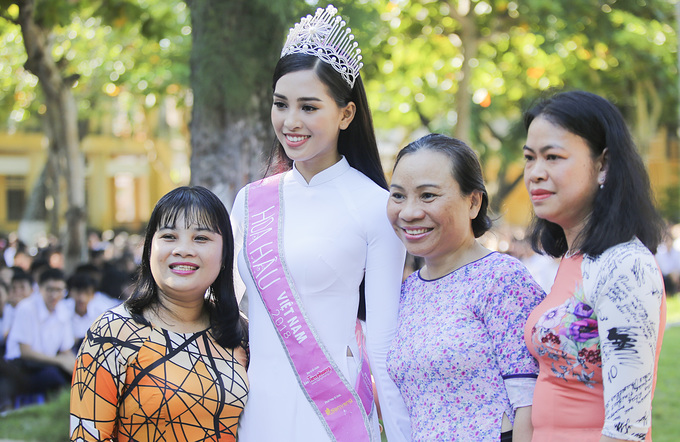 Chùm ảnh hoa hậu về thăm trường: Đỗ Thị Hà nhận cơn mưa chê trách nhưng Kỳ Duyên mới là tâm điểm vì tặng hoa cho người không ngờ - Ảnh 4.