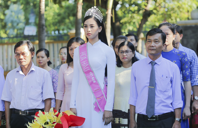 Chùm ảnh hoa hậu về thăm trường: Đỗ Thị Hà nhận cơn mưa chê trách nhưng Kỳ Duyên mới là tâm điểm vì tặng hoa cho người không ngờ - Ảnh 5.