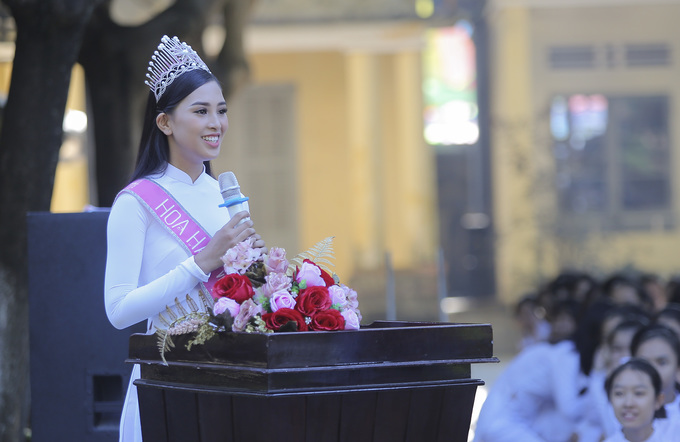 Chùm ảnh hoa hậu về thăm trường: Đỗ Thị Hà nhận cơn mưa chê trách nhưng Kỳ Duyên mới là tâm điểm vì tặng hoa cho người không ngờ - Ảnh 6.