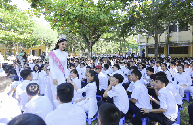 Chùm ảnh hoa hậu về thăm trường: Đỗ Thị Hà nhận cơn mưa chê trách nhưng Kỳ Duyên mới là tâm điểm vì tặng hoa cho người không ngờ - Ảnh 7.