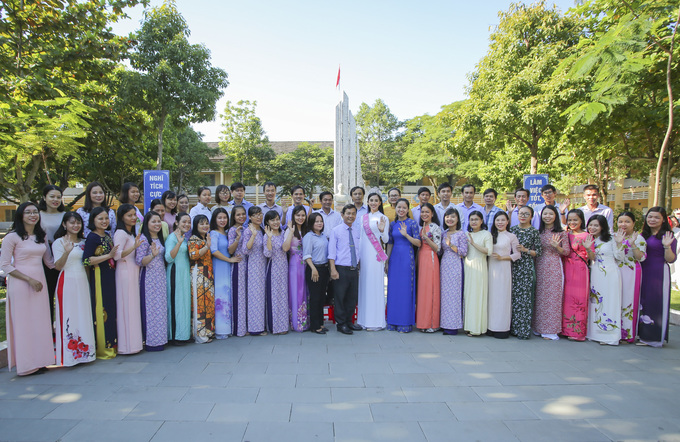 Chùm ảnh hoa hậu về thăm trường: Đỗ Thị Hà nhận cơn mưa chê trách nhưng Kỳ Duyên mới là tâm điểm vì tặng hoa cho người không ngờ - Ảnh 9.