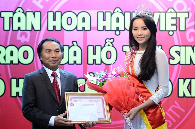 Chùm ảnh hoa hậu về thăm trường: Đỗ Thị Hà nhận cơn mưa chê trách nhưng Kỳ Duyên mới là tâm điểm vì tặng hoa cho người không ngờ - Ảnh 17.