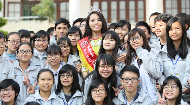 Chùm ảnh hoa hậu về thăm trường: Đỗ Thị Hà nhận cơn mưa chê trách nhưng Kỳ Duyên mới là tâm điểm vì tặng hoa cho người không ngờ - Ảnh 16.