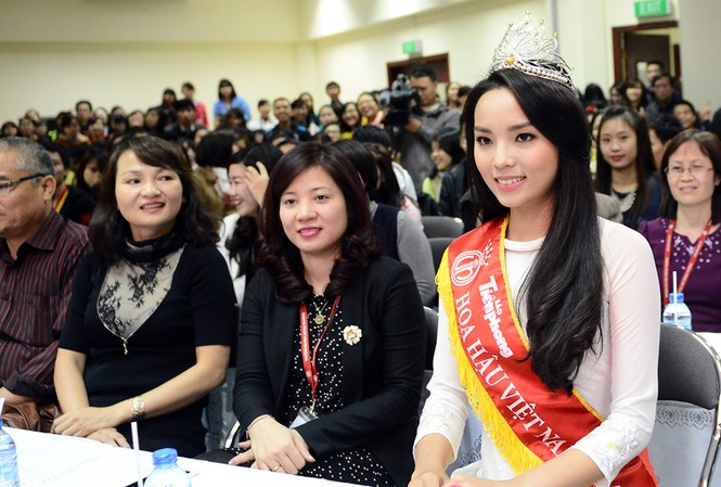 Chùm ảnh hoa hậu về thăm trường: Đỗ Thị Hà nhận cơn mưa chê trách nhưng Kỳ Duyên mới là tâm điểm vì tặng hoa cho người không ngờ - Ảnh 18.