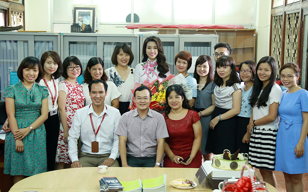 Chùm ảnh hoa hậu về thăm trường: Đỗ Thị Hà nhận cơn mưa chê trách nhưng Kỳ Duyên mới là tâm điểm vì tặng hoa cho người không ngờ - Ảnh 11.