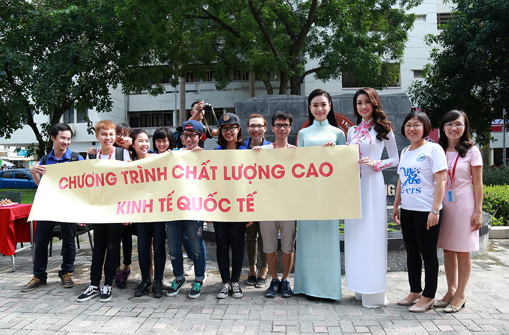 Chùm ảnh hoa hậu về thăm trường: Đỗ Thị Hà nhận cơn mưa chê trách nhưng Kỳ Duyên mới là tâm điểm vì tặng hoa cho người không ngờ - Ảnh 12.