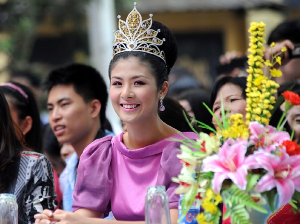 Chùm ảnh hoa hậu về thăm trường: Đỗ Thị Hà nhận cơn mưa chê trách nhưng Kỳ Duyên mới là tâm điểm vì tặng hoa cho người không ngờ - Ảnh 24.