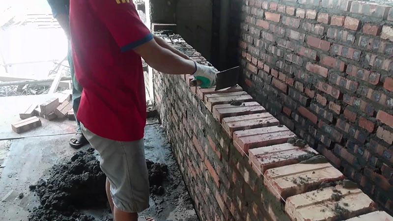 Lần đầu về nhà ra mắt, nam thanh niên tái mặt vì trải nghiệm trộn xi măng và màn