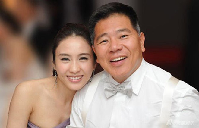 Biểu tượng sắc đẹp Hồng Kông lấy tỷ phú thọt, xấu trai: Từ bị chỉ trích ham tiền đến được ca ngợi giỏi dạy con nhờ 1 hành động ở nhà hàng - Ảnh 2.