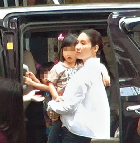 Biểu tượng sắc đẹp Hồng Kông lấy tỷ phú thọt, xấu trai: Từ bị chỉ trích ham tiền đến được ca ngợi giỏi dạy con nhờ 1 hành động ở nhà hàng - Ảnh 7.