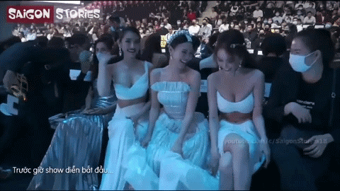 Thủy Tiên “đanh mặt” rời khỏi chỗ ngồi khi liên tục bị đàn em chen lấn? - Ảnh 3.