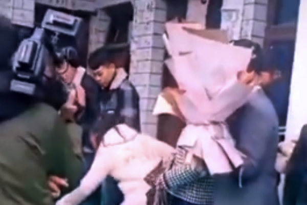 Bị thử thách uống 40 ly rượu mới cho đón dâu, chú rể