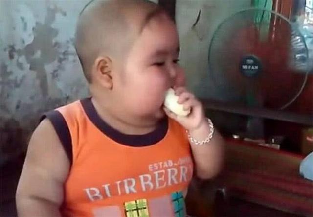 Đầu năm gửi con cho bà ngoại, cuối năm về thăm con người mẹ choáng váng không thể tin nổi - Ảnh 2.