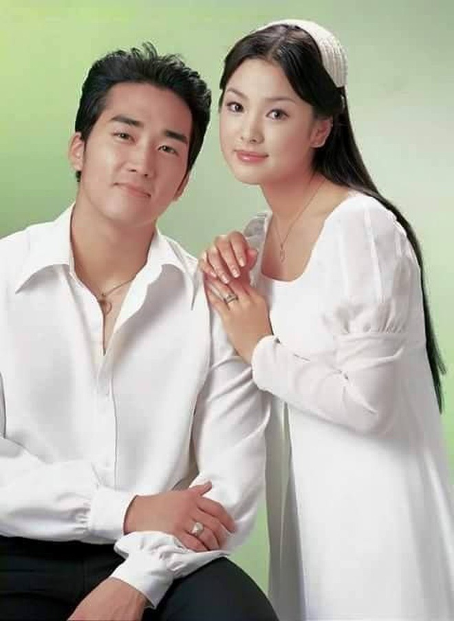Loạt ảnh hiếm hoi thời Song Hye Kyo nặng 70kg: Vóc dáng mũm mĩm, makeup và tóc tai còn dừ hơn cả hiện tại - Ảnh 4. Loạt ảnh hiếm hoi thời Song Hye Kyo nặng 70kg: Vóc dáng mũm mĩm, makeup và tóc tai còn dừ hơn cả hiện tại - Ảnh 4.