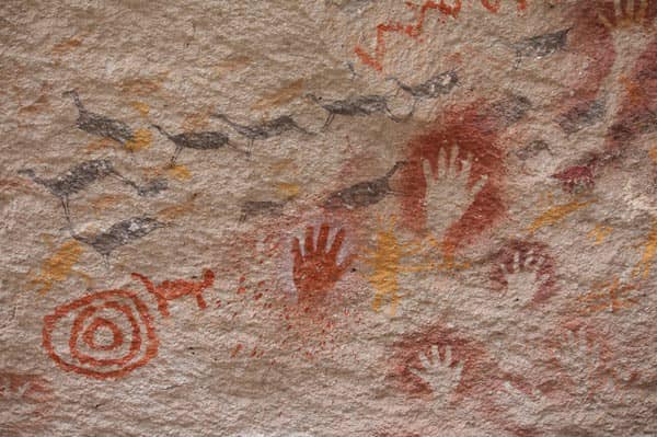 Rùng rợn hang động bàn tay hàng ngàn năm tuổi ở Argentina - Ảnh 4.