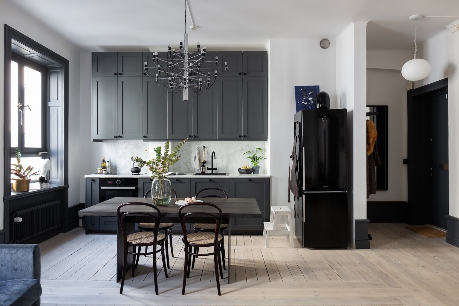 Căn hộ 54m2 cá tính và rộng thoáng bất ngờ với màu đen huyền bí - Ảnh 10.