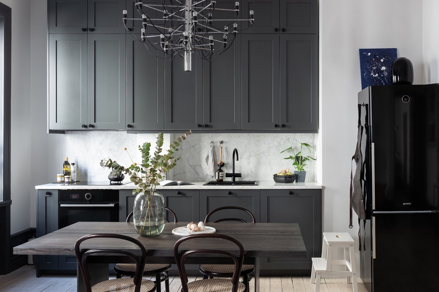 Căn hộ 54m2 cá tính và rộng thoáng bất ngờ với màu đen huyền bí - Ảnh 7.