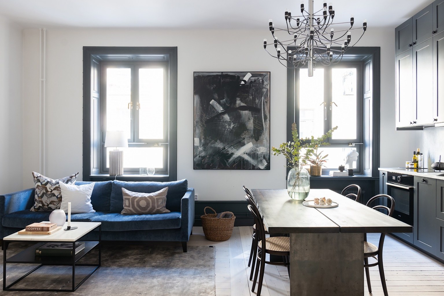 Căn hộ 54m2 cá tính và rộng thoáng bất ngờ với màu đen huyền bí - Ảnh 1.