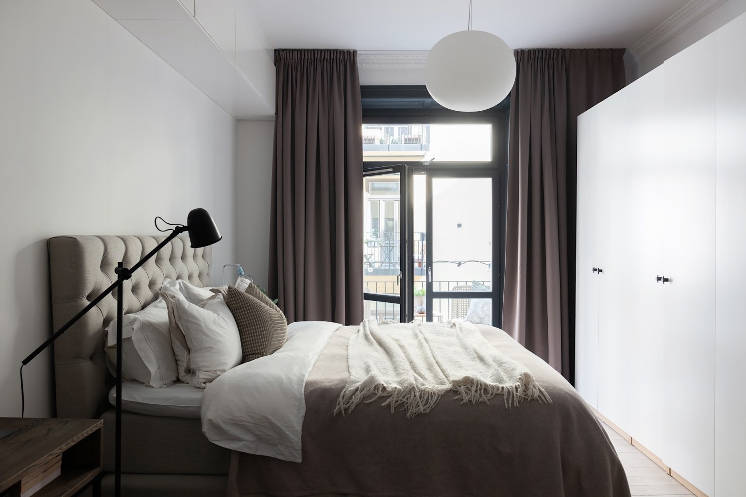 Căn hộ 54m2 cá tính và rộng thoáng bất ngờ với màu đen huyền bí - Ảnh 13.