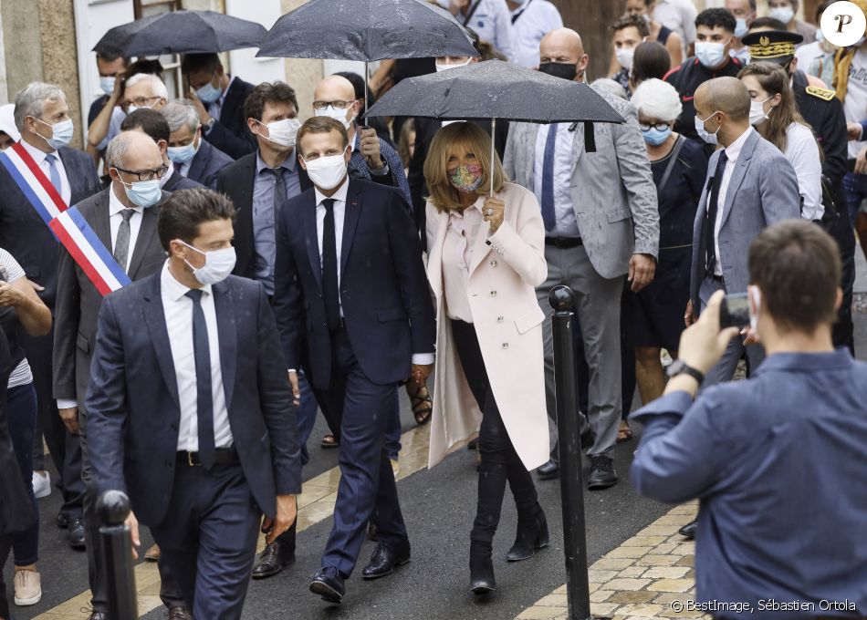 Chụp ảnh được chồng ôm tình tứ trên máy bay riêng, Đệ nhất phu nhân Pháp lại gây chú ý bằng một chi tiết