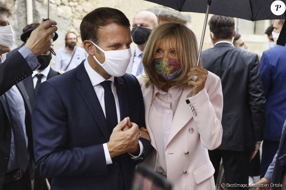 Chụp ảnh được chồng ôm tình tứ trên máy bay riêng, Đệ nhất phu nhân Pháp lại gây chú ý bằng một chi tiết