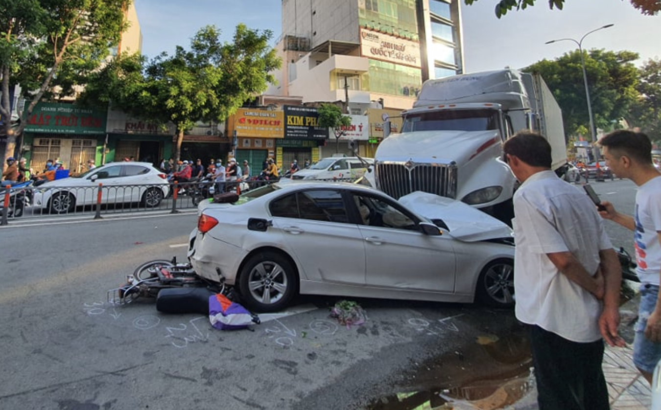 TP.HCM: Xe container mất lái lao vào dãy phân cách, húc nát đầu ô tô rồi cuốn nhiều xe máy vào gầm - Ảnh 3.