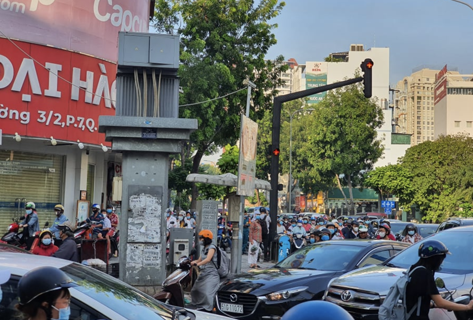 TP.HCM: Xe container mất lái lao vào dãy phân cách, húc nát đầu ô tô rồi cuốn nhiều xe máy vào gầm - Ảnh 2.