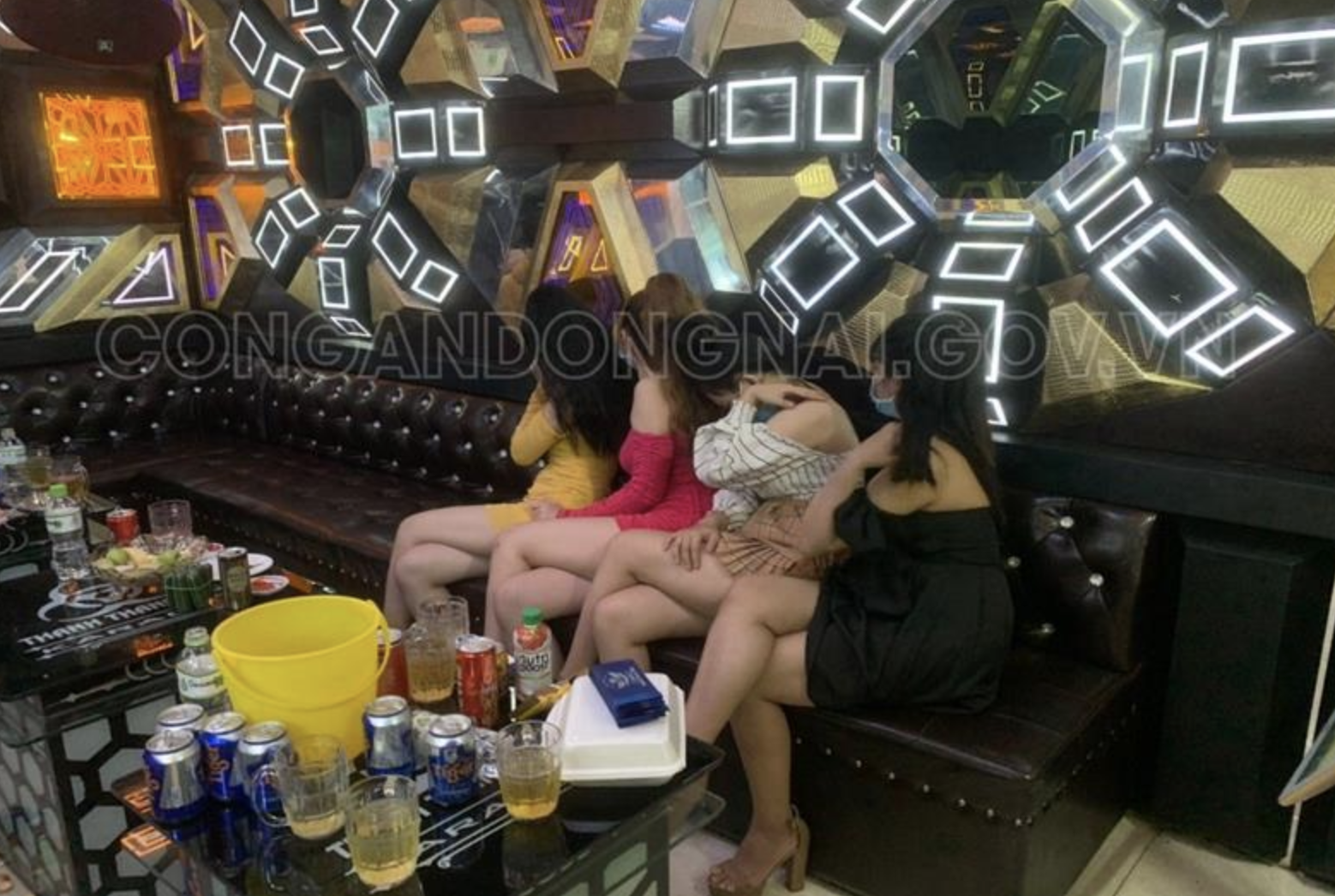 Bắt quả tang 4 nữ tiếp viên múa thoát y phục vụ khách trong quán karaoke để nhận tiền "boa" 800 ngàn đồng - Ảnh 1. Bắt quả tang 4 nữ tiếp viên múa thoát y phục vụ khách trong quán karaoke để nhận tiền "boa" 800 ngàn đồng - Ảnh 1.