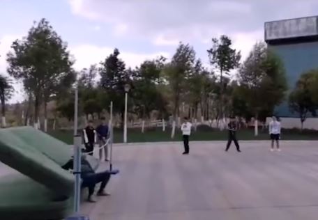 Cười muốn tắt thở trước cảnh nhảy xà của học sinh: Mắt nhắm tịt, mông đập sàn và cái kết gói gọn bằng đúng 1 từ 