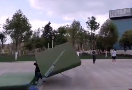 Cười muốn tắt thở trước cảnh nhảy xà của học sinh: Mắt nhắm tịt, mông đập sàn và cái kết gói gọn bằng đúng 1 từ