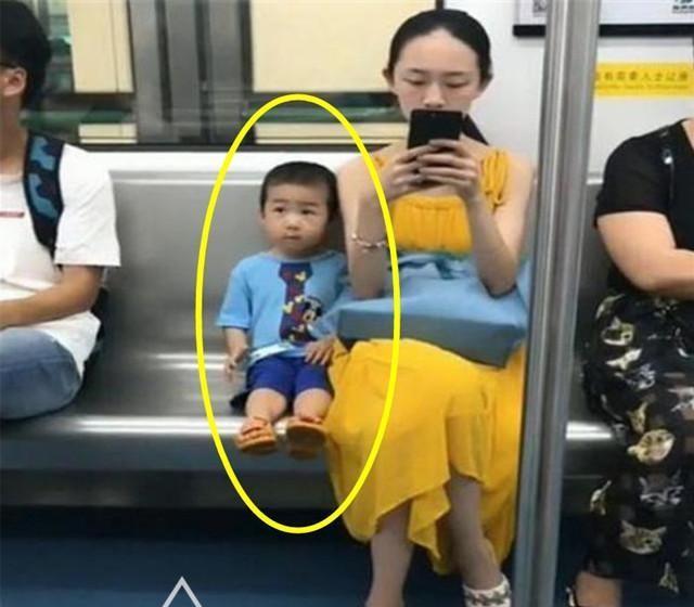 Hai mẹ con trên tàu điện ngầm ban đầu khiến bao nhiêu hành khách chụp lén, ai cũng trầm trồ người mẹ biết dạy con vì chi tiết này - Ảnh 1. Hai mẹ con trên tàu điện ngầm ban đầu khiến bao nhiêu hành khách chụp lén, ai cũng trầm trồ người mẹ biết dạy con vì chi tiết này - Ảnh 1.