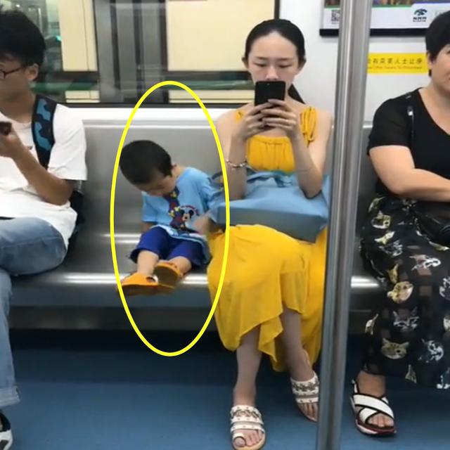 Hai mẹ con trên tàu điện ngầm ban đầu khiến bao nhiêu hành khách chụp lén, ai cũng trầm trồ người mẹ biết dạy con vì chi tiết này - Ảnh 2. Hai mẹ con trên tàu điện ngầm ban đầu khiến bao nhiêu hành khách chụp lén, ai cũng trầm trồ người mẹ biết dạy con vì chi tiết này - Ảnh 2.
