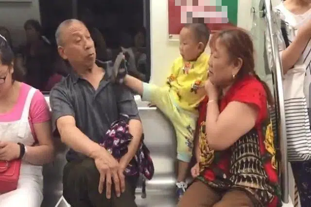 Hai mẹ con trên tàu điện ngầm ban đầu khiến bao nhiêu hành khách chụp lén, ai cũng trầm trồ người mẹ biết dạy con vì chi tiết này - Ảnh 3. Hai mẹ con trên tàu điện ngầm ban đầu khiến bao nhiêu hành khách chụp lén, ai cũng trầm trồ người mẹ biết dạy con vì chi tiết này - Ảnh 3.